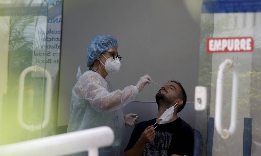 Homem passa por teste de Covid no Centro Municipal de Saúde Dom Hélder Câmara , em Botafogo, Rio de Janeiro. Aumento de casos de infecção pela variante Ômicron fez disparar a procura por testes e atendimento em postos de saúde Foto: FABIANO ROCHA / Agência O Globo