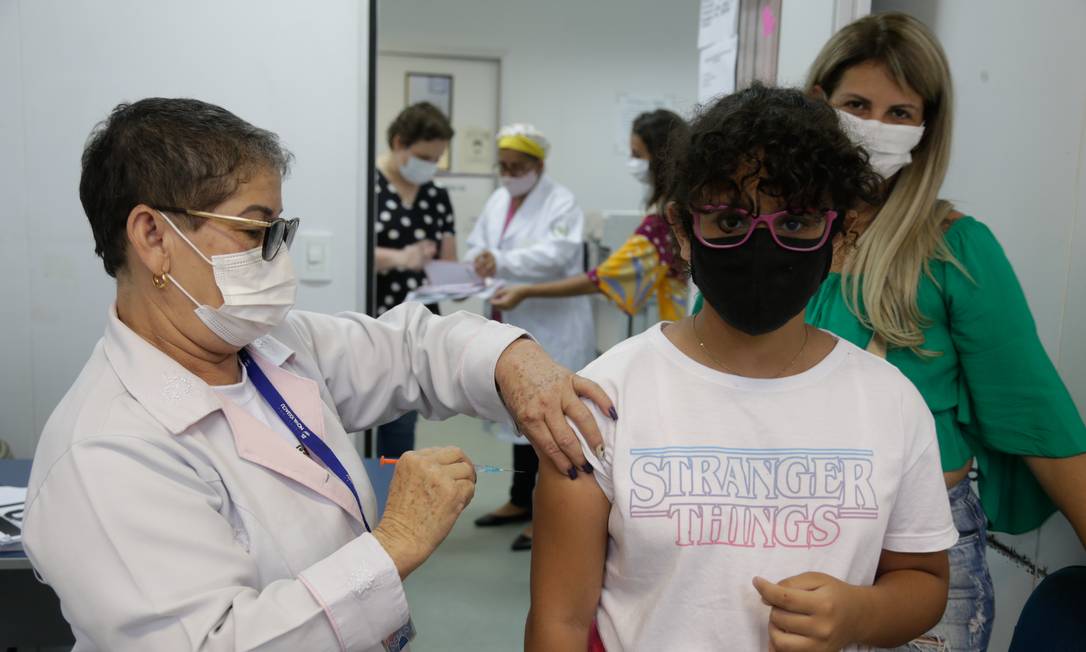 Criança é vacina contra Covid-19 em posto de Saúde em Nova Iguaçu, na Baixada Fluminense Foto: ROBERTO MOREYRA / Agência O Globo