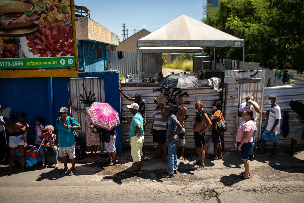 Fila de pessoas para pegar comida no Restaurante Popular de Nova Iguaçu, no Rio - Foto: Brenno Carvalho/Agência O Globo