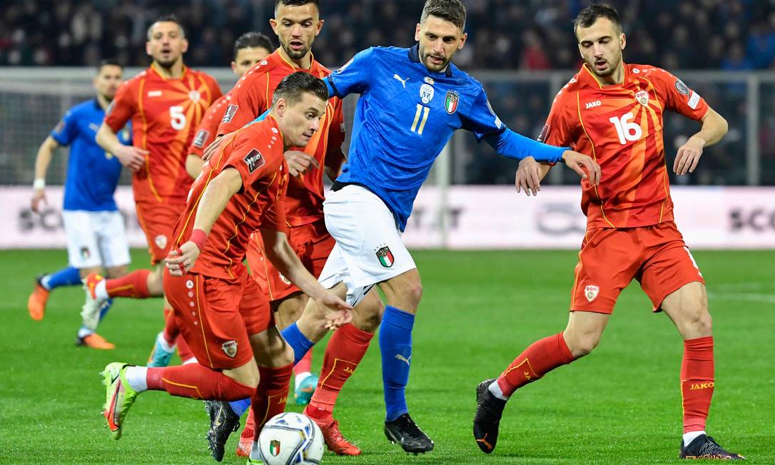 Alioski, da Macedônia do Norte, tenta manter a posse diante da marcação de Berardi Foto: Alberto Pizzoli/AFP