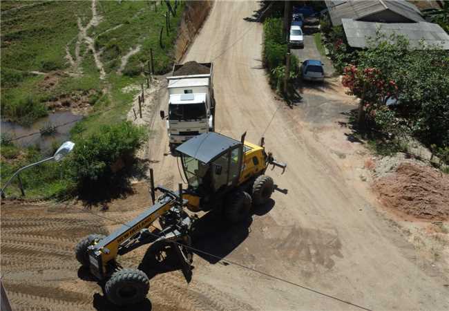 Asfaltamento em trechos de vias do interior