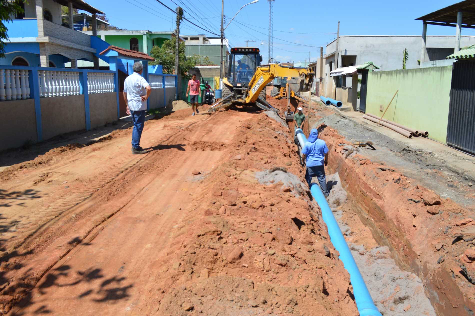 Prefeitura Municipal de Itapemirim - Obras da nova tubulação de água,  pavimentação de rua e nova área de lazer começam em Candéus