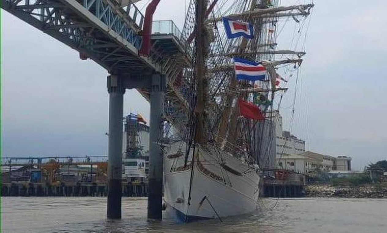 Joia' da Marinha brasileira, veleiro Cisne Branco se choca contra ponte de  pedestres no Equador; veja vídeos - Jornal O Globo