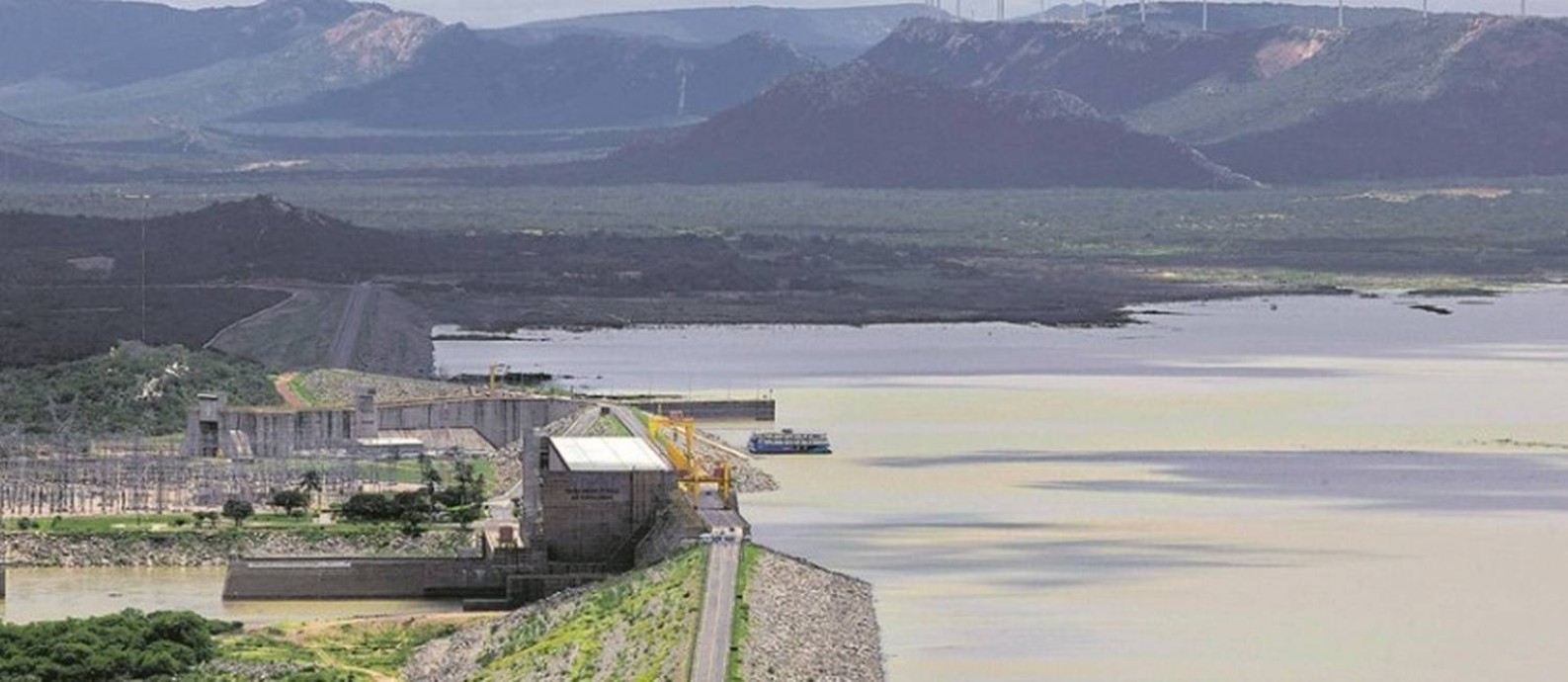 Vista da barragem e do lago de Sobradinho, na Bahia: hidrelétrica está produzindo cerca de 60% da sua capacidade por não ser possível transferir mais energia para os sistemas do centro-sul do país Foto: Daniel Marenco/25-2-2018
