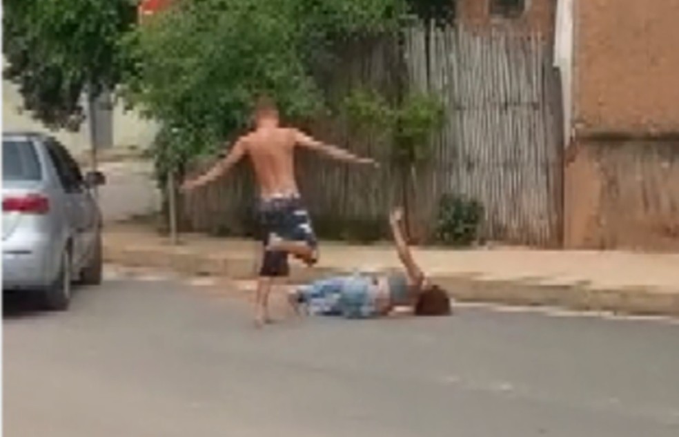 Homem agride mulher no meio da rua com chutes e tenta arrastá-la pelo cabelo em Santa Rita do Sapucaí (MG) - Foto: Reprodução/EPTV