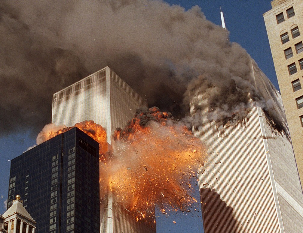 A segunda torre do World Trade Center é atingida por avião e explode em chamas durante atentado do 11 de Setembro em Nova York - Foto: Chao Soi Cheong/AP/Arquivo