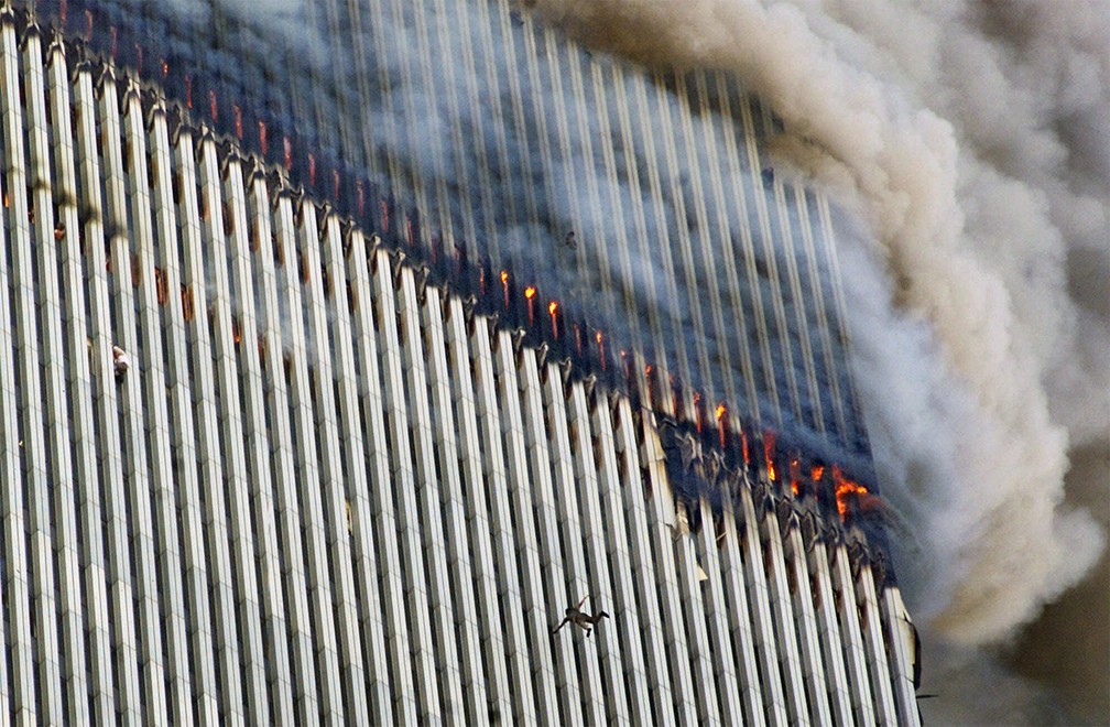 Uma pessoa é vista em queda da torre norte do World Trade Center em chamas enquanto outra se pendura do lado de fora, após os ataques aéreos do 11 de Setembro em Nova York - Foto: Richard Drew/AP/Arquivo