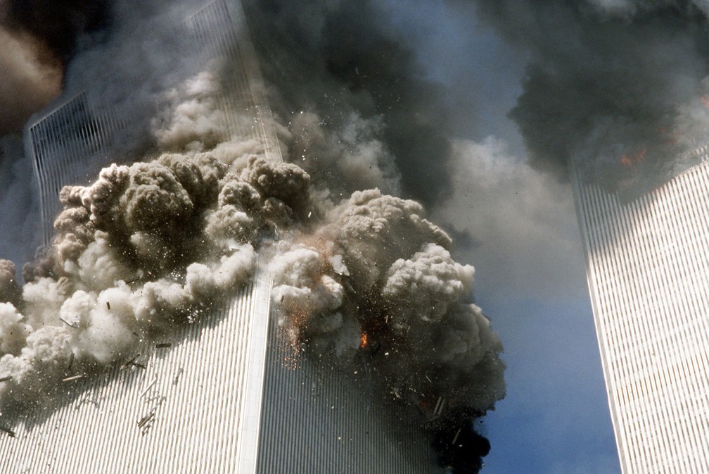 A torre sul do World Trade Center começa a desmoronar após os ataques aéreos do 11 de Setembro em Nova York - Foto: Gulnara Samoilova/AP/Arquivo