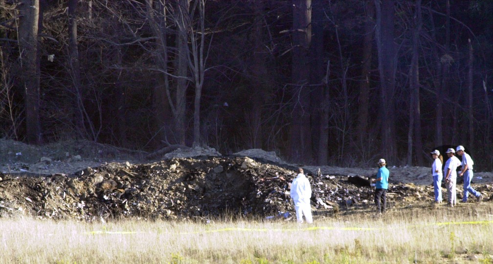 Equipe de emergência trabalha no local da queda do voo 93 da United Airlines em Shanksville, na Pensilvânia. Passageiros lutaram contra os terroristas, e o avião foi jogado no solo a 20 minutos da capital - Foto: Keith Srakocic/AP/Arquivo