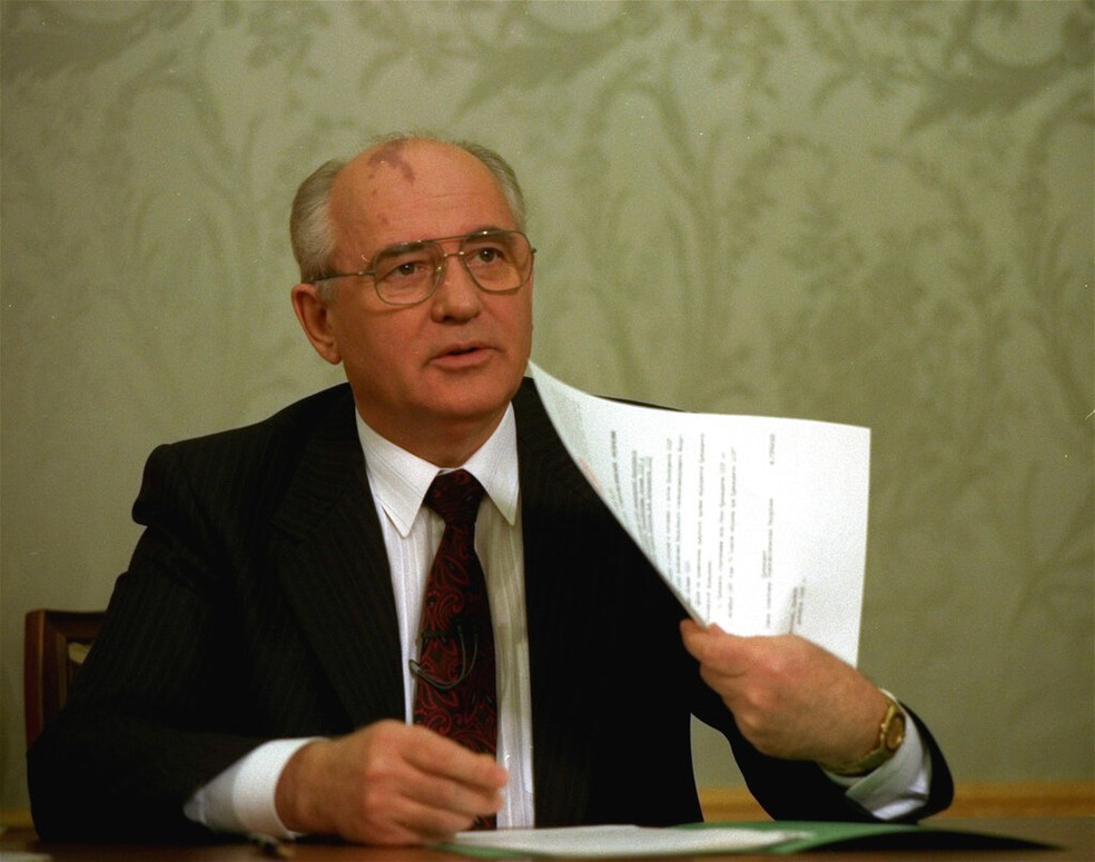 Mikhail Gorbachev exibe o decreto renunciando ao controle de armas nucleares ao presidente russo Boris Yeltsin após sua assinatura no Kremlin em Moscou em 25 de dezembro de 1991, - Foto: Arquivo AP