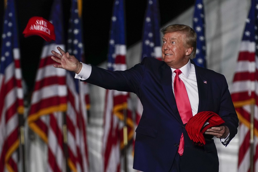 Ex-presidente americano, Donald Trump, lançando bonés para apoiadores em evento no estado do Wisconsin - Foto: Morry Gash/AP