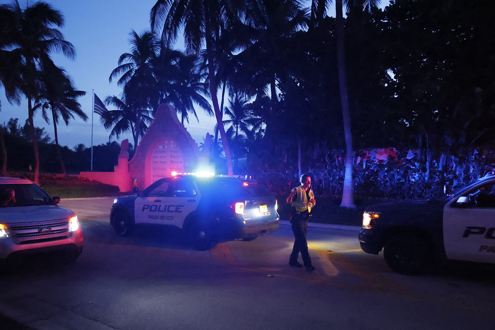 Viaturas policiais na frente da casa de Donald Trump, na Flórida - Foto: Terry Renna/AP