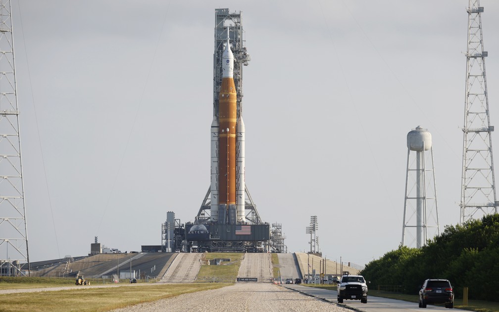 O foguete SLS da NASA no Centro Espacial Kennedy, em Cabo Canaveral, Flórida, Estados Unidos. - Foto: AP Photo/Terry Renna