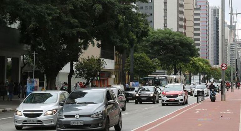 Automóveis trafegam na avenida Paulista, em São Paulo