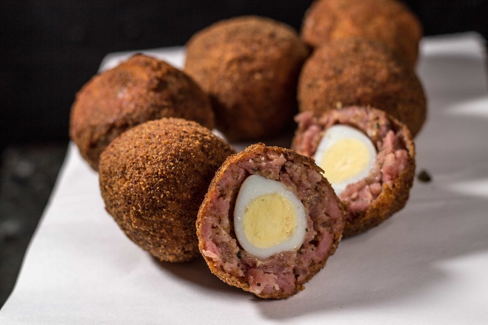 Bolovo: bolinho de carne recheado com ovo - Foto: Shutterstock 