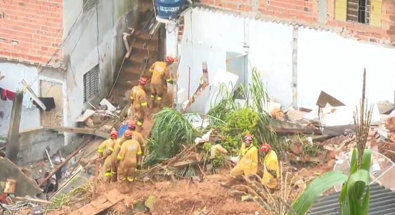 Bombeiros encontram corpos de irmãos gêmeos de 16 anos e de idoso de 82 anos