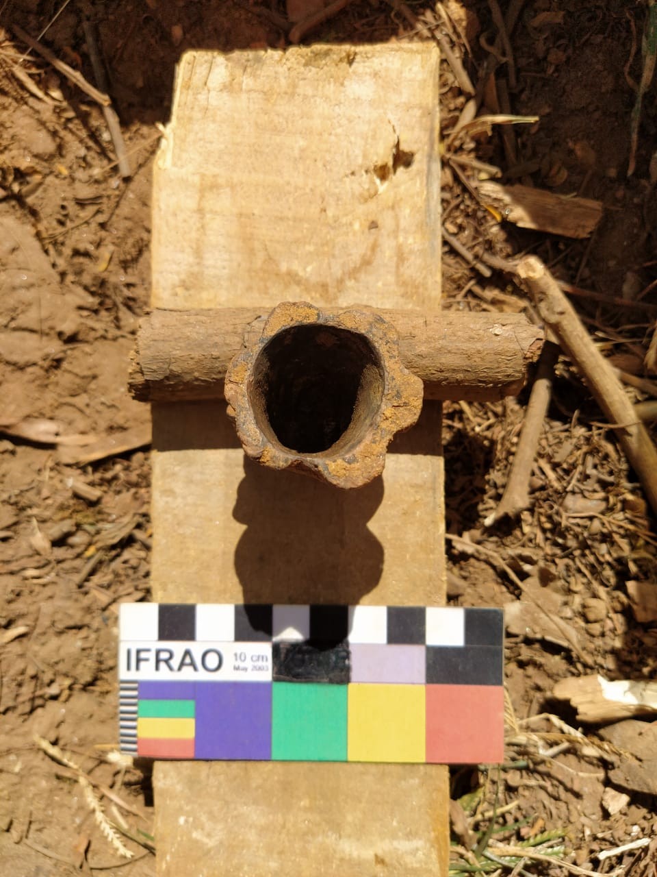 Cachimbo de cerâmica descoberto na praça Gomes Freire em Mariana (MG) (Foto: Fundação Renova/Divulgação)