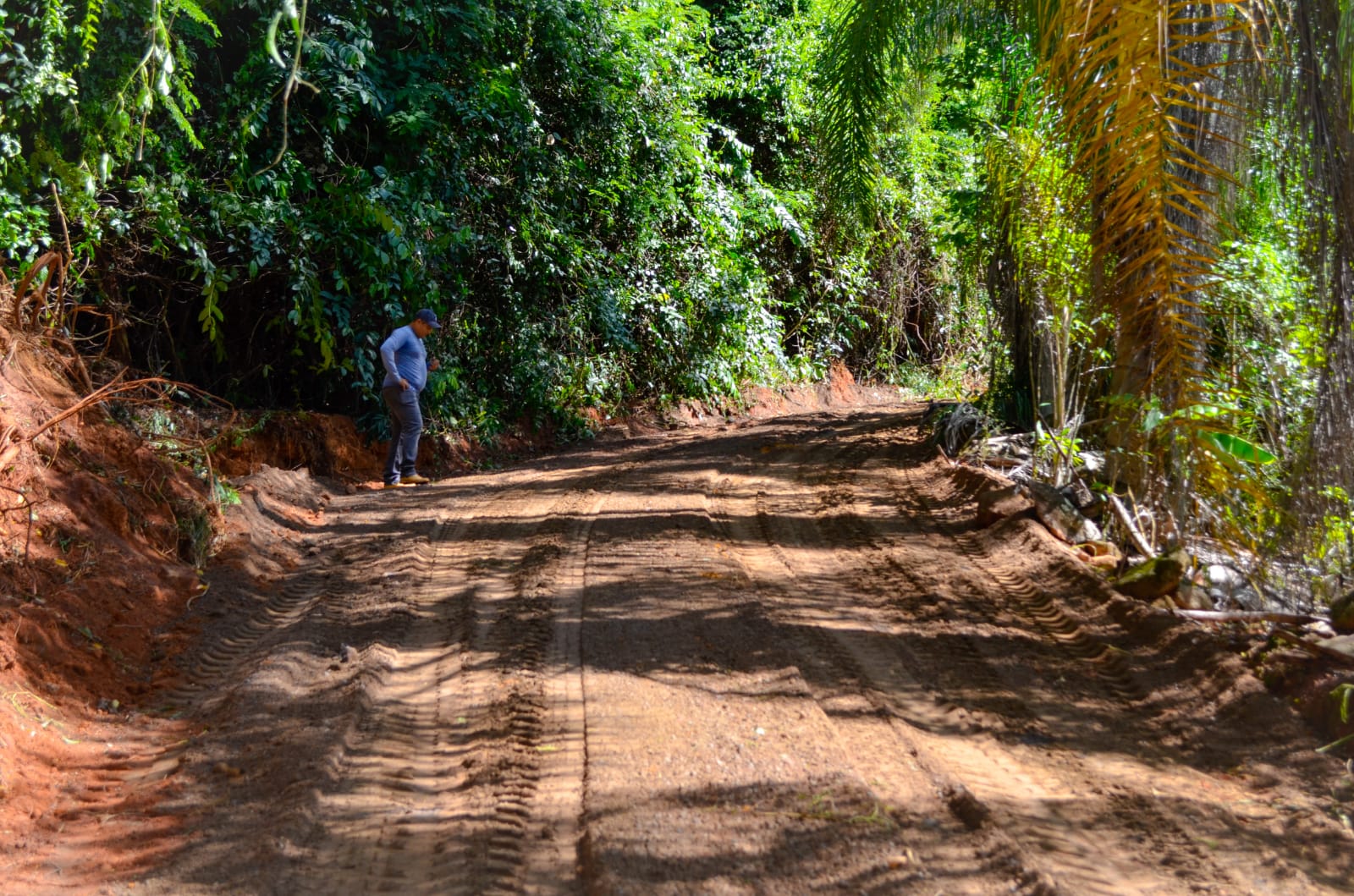 Melhorias com aplicação de revsol na estrada do Cafundó, entre Dois Irmãos e Alto Joeba.