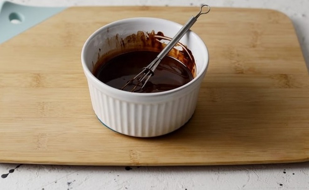 Uma calda de chocolate finaliza a sobremesa - Foto: Reprodução da internet