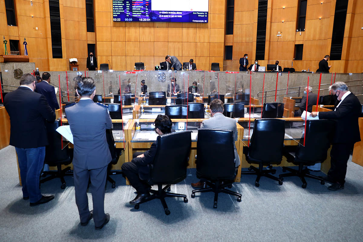 Deputados reunidos no Plenário Dirceu Cardoso 