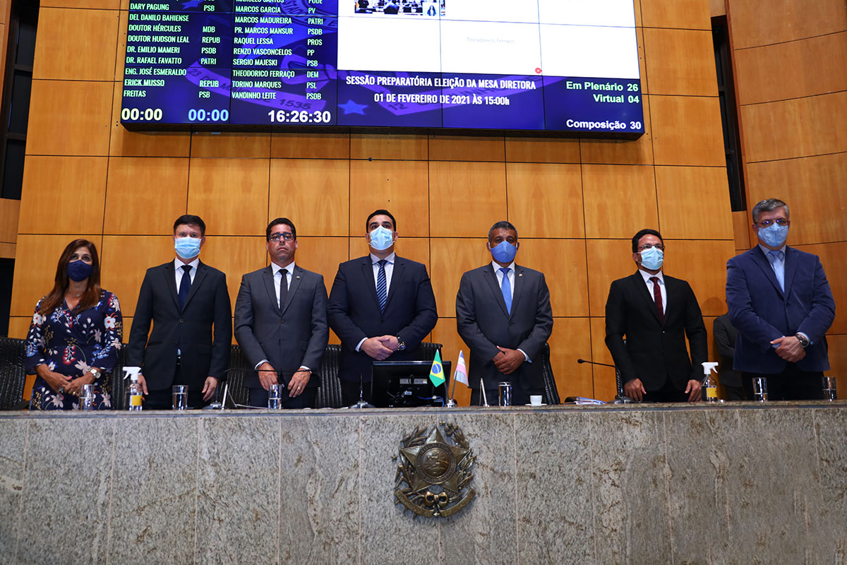 Deputados da Mesa Diretora de pé no Plenário embaixo do painel eletrônico