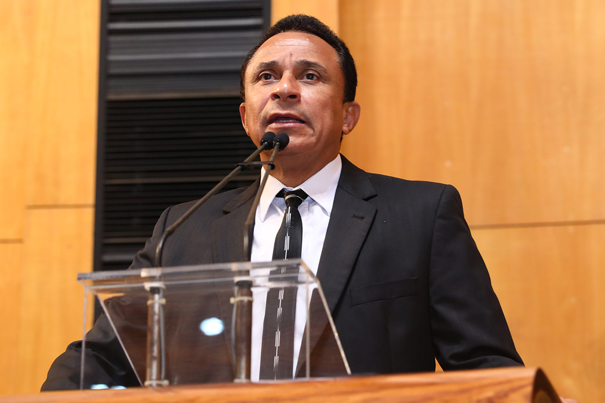 Deputado Pastor Marcos Mansur discursa na tribuna do plenário