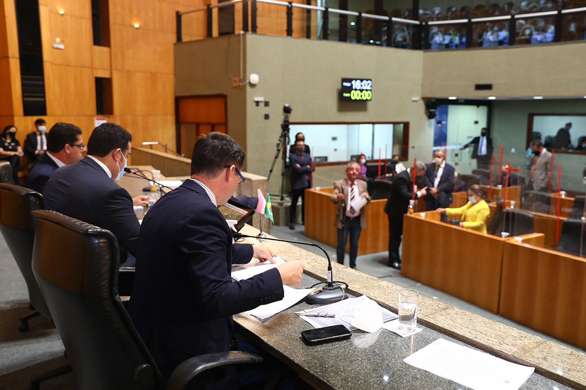 Deputados no Plenário Dirceu Cardoso