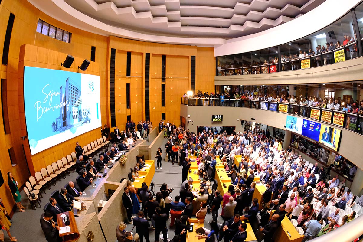 Plenário Dirceu Cardoso visto de cima, lotado inclusive nas galerias, com pessoas sentadas e em pé