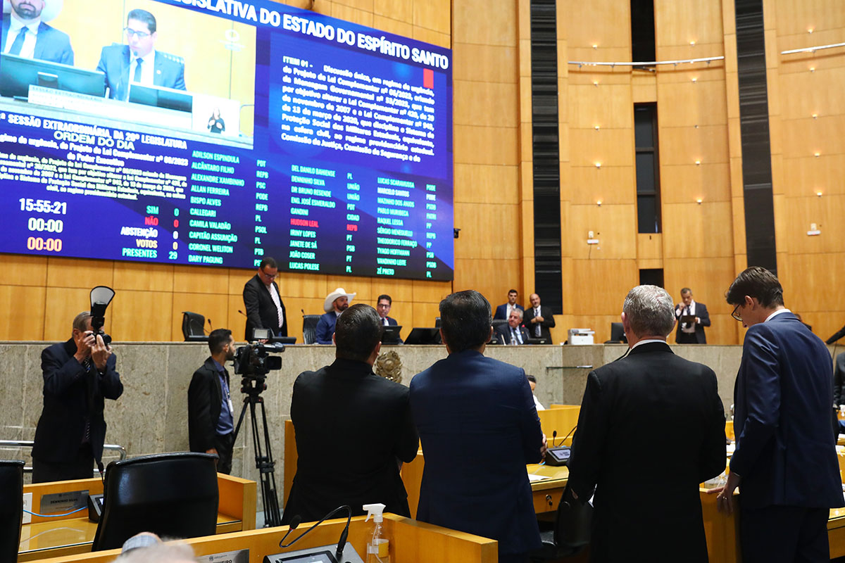 Deputados reunidos no plenário em sessão ordinária