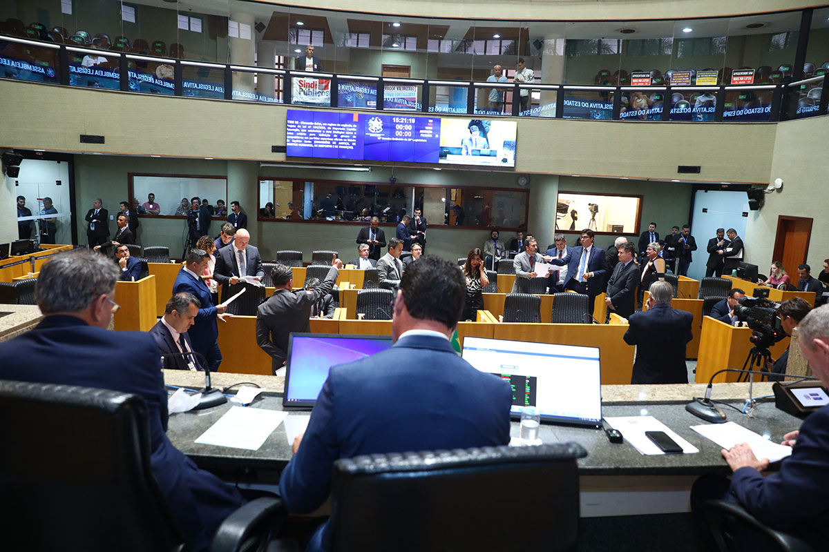 Deputados reunidos no Plenário Dirceu Cardoso