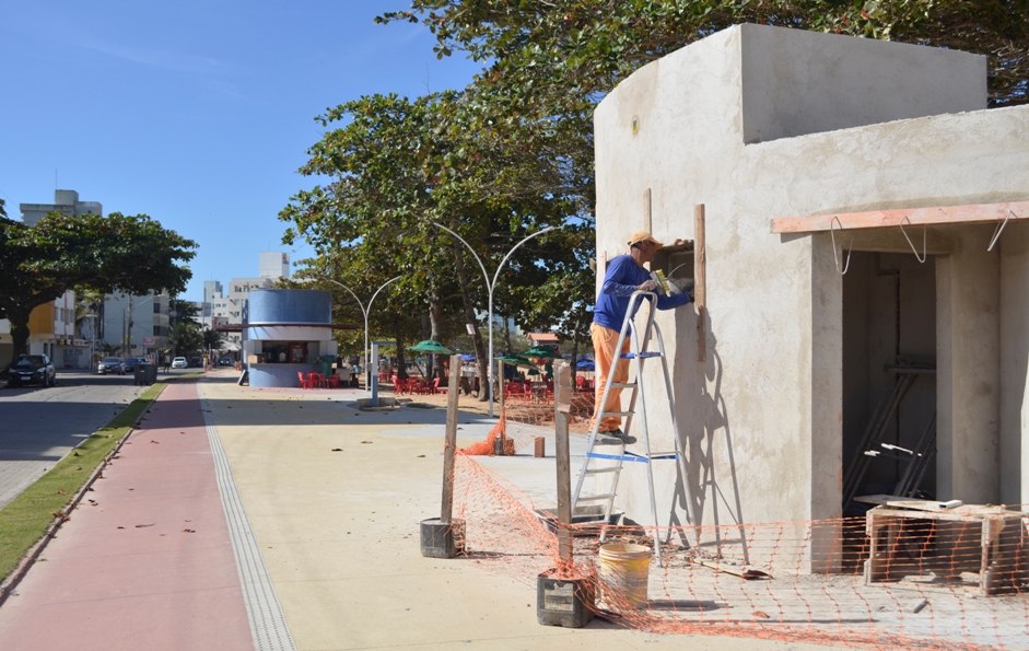 Banheiros estão sendo construídos ao longo da orla.