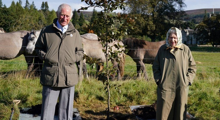 Charles e Elizabeth em uma das residências reais da família na Escócia