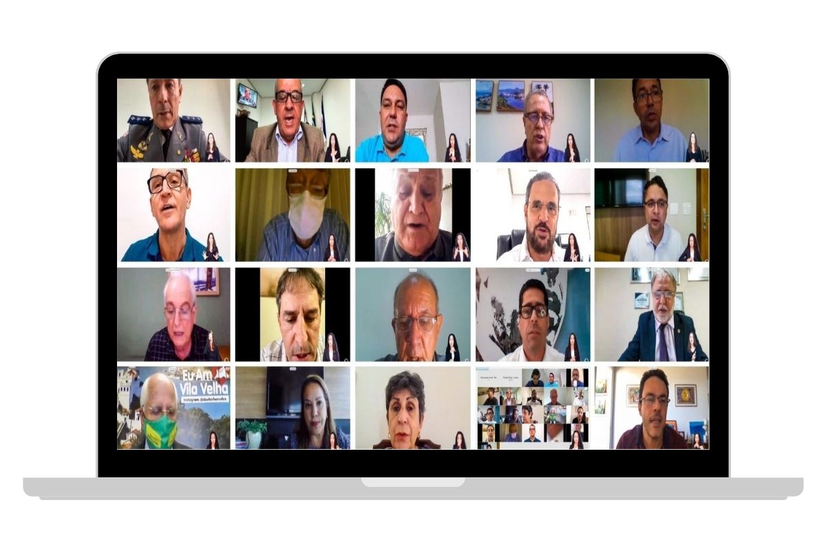 Gildo Gomes discursa na tribuna do Plenário Dirceu Cardoso