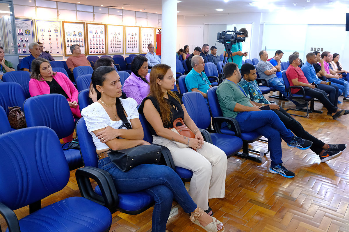 Pessoas sentadas em cadeiras azuis