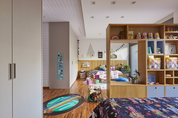 Décor do dia: quarto de irmãos com estante vazada e decoração colorida (Foto: Marcos Fertonani )