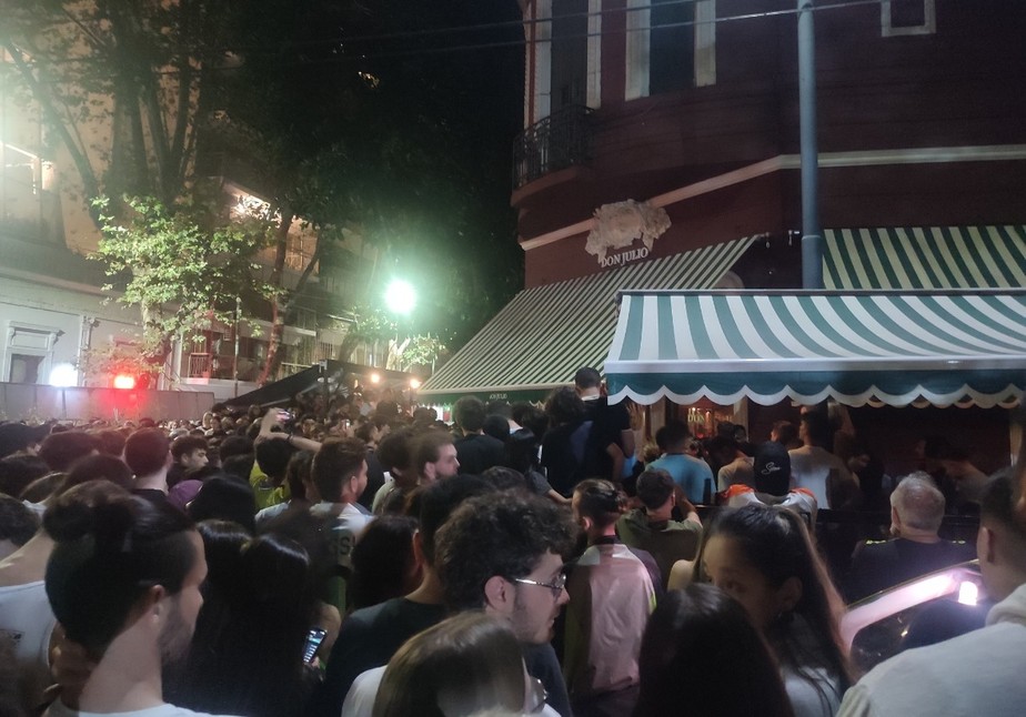 Torcedores argentinos cercam restaurante onde Lionel Messi estava jantando, em Buenos Aires