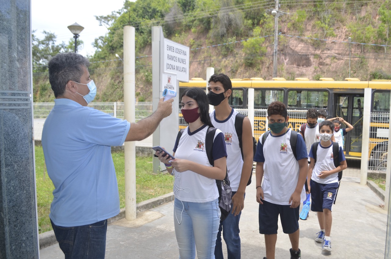 Mais investimentos nas escolas e no sistema de ensino.