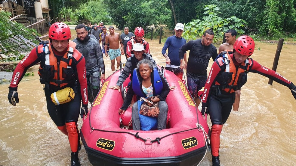 Casal é resgatado de bote por bombeiros em Cariacica. - Foto: Ricardo Medereiros/Rede Gazeta