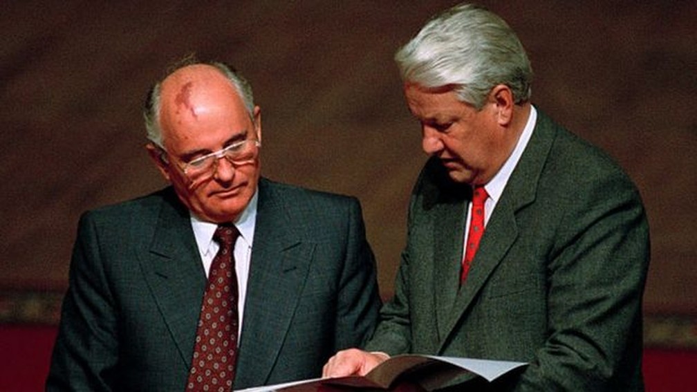 Mikhail Gorbachev, o último líder da União Soviética, ao lado do ex-presidente russo Boris Yeltsin, o primeiro após o colapso da URSS - Foto: GEORGES DEKEERLE/GETTY IMAGES