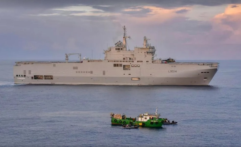 Em primeiro plano, embarcação brasileira que, segundo a Europol, transportava mais de 4 toneladas de cocaína, após ser interceptado por Marinha francesa, em 30/11/2022 - Foto: Marinha francesa via Europol