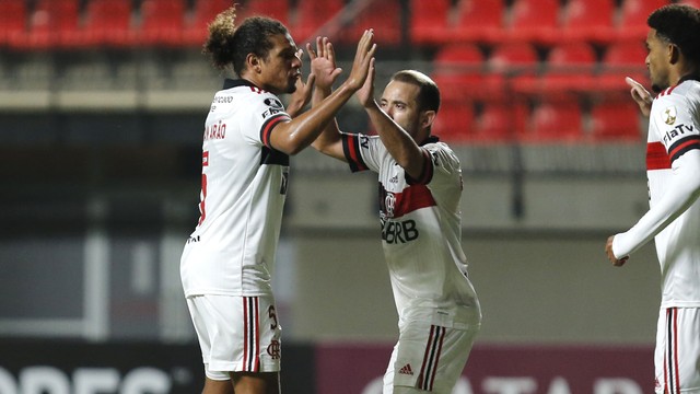 Willian Arão comemora gol do Flamengo com Everton Ribeiro em La Calera