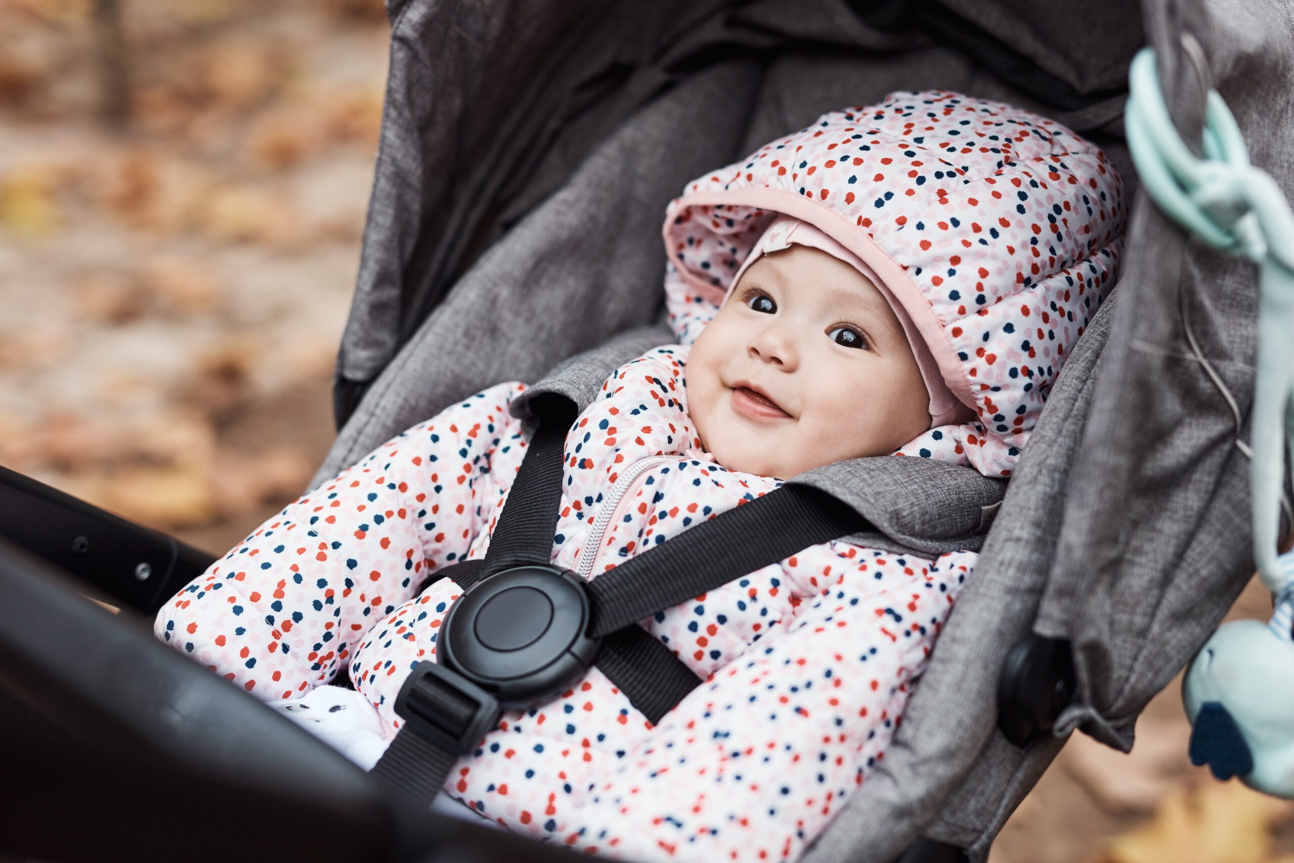 Criança em passeio de carrinho durante o inverno (Foto: LumiNola/Getty Images)