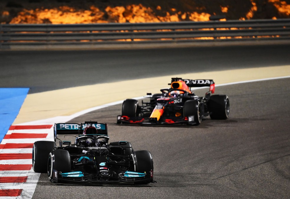 Lewis Hamilton, da Mercedes, e Max Verstappen, da RBR, brigam nas voltas finais do GP do Bahrein da F1 2021 - Foto: Formula 1/Formula 1 via Getty Images