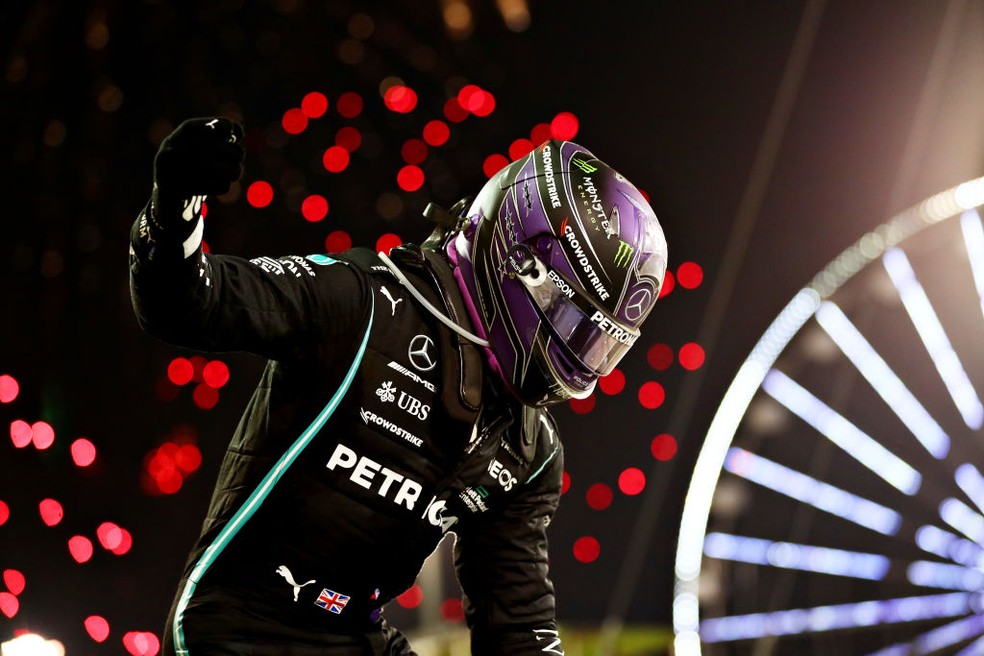 Lewis Hamilton, da Mercedes, comemora vitória no GP do Bahrein da F1 2021 - Foto: Dan Istitene - Formula 1/Formula 1 via Getty Images