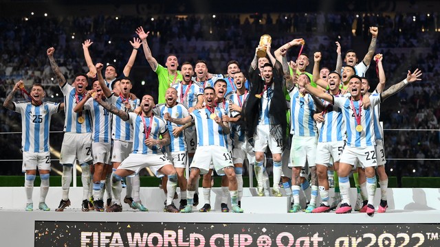 Messi ergue a taça da Copa do Mundo