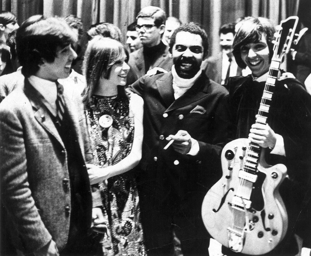 Os Mutantes, grupo formado por Arnaldo Baptista, Rita Lee e Sergio Dias, com Gilberto Gil em foto de março de 1972 - Foto: Acervo Estadão Conteúdo 