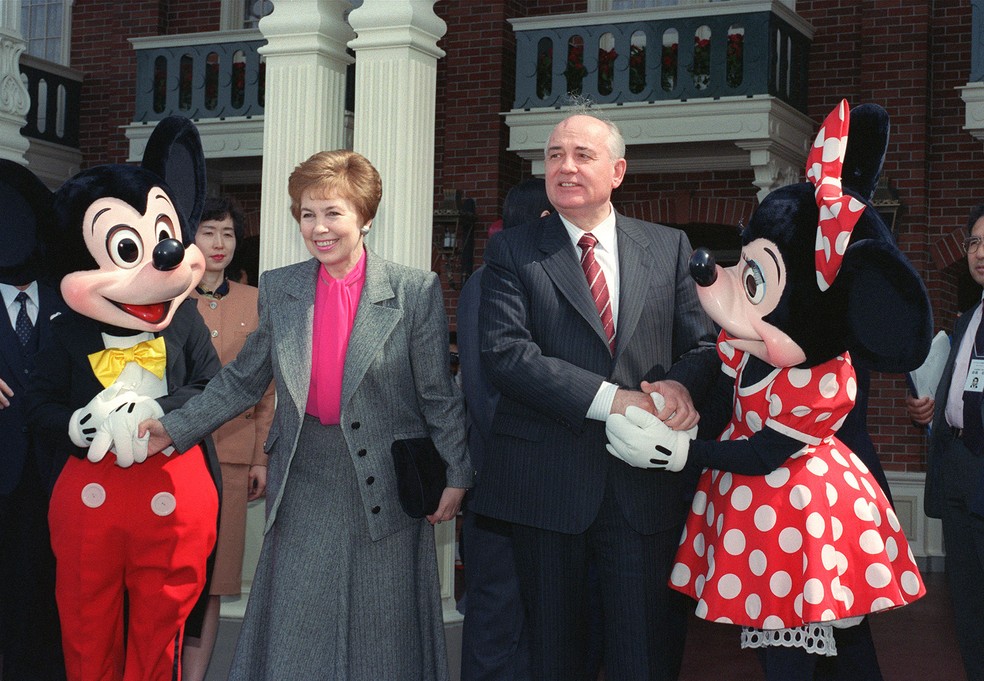 Mikhail Gorbachev e sua esposa, Raisa, cumprimentam Mickey e Minnie na entrada da Disneylândia de Tóquio, no Japão - Foto: Yoshikazu Tsuno/AFP/Arquivo