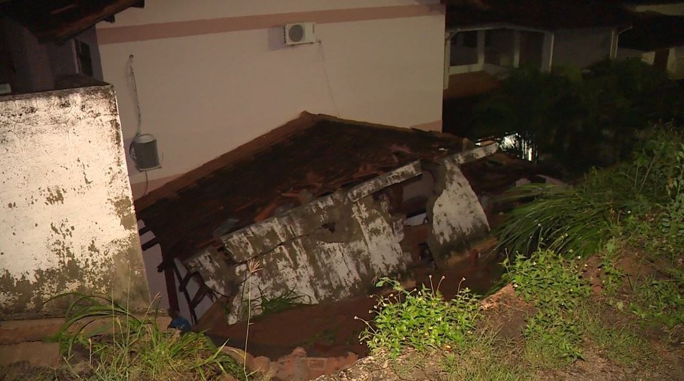 Casa foi atingida por muro de universidade em Alegre e homem morreu - Foto: Reprodução/TV Gazeta