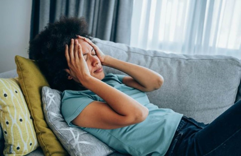 Fadiga crônica, acompanhada de raciocínio lento, falhas na memória e sensação de incapacidade de mover o corpo por cansaço extremo podem ser sintomas da Covid longa. - Foto: Getty Images via BBC