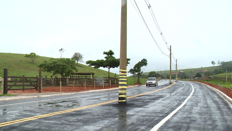 Estrada do ES é inaugurada com postes no meio da pista  - Foto: Reprodução/ TV Gazeta 